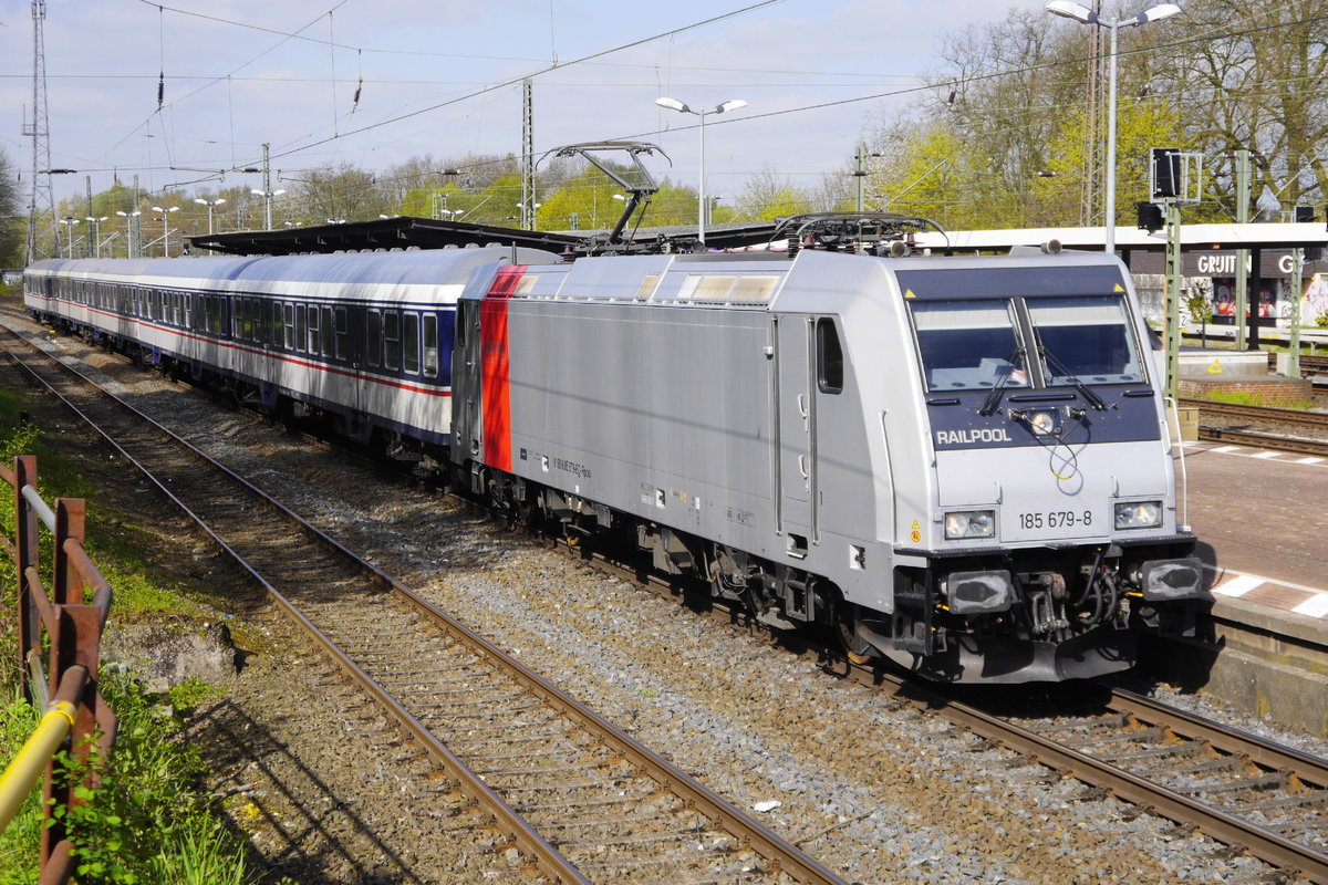 185 679-8 von Railpool: der Ersatz für den Ersatz. Seit dem 19.4. ist 110 469 nicht im Einsatz. Den RB 48-Ersatzzug von National Express zieht und schiebt seither diese Traxx, hier aufgenommen beim Halt in Gruiten am 12.4.16.