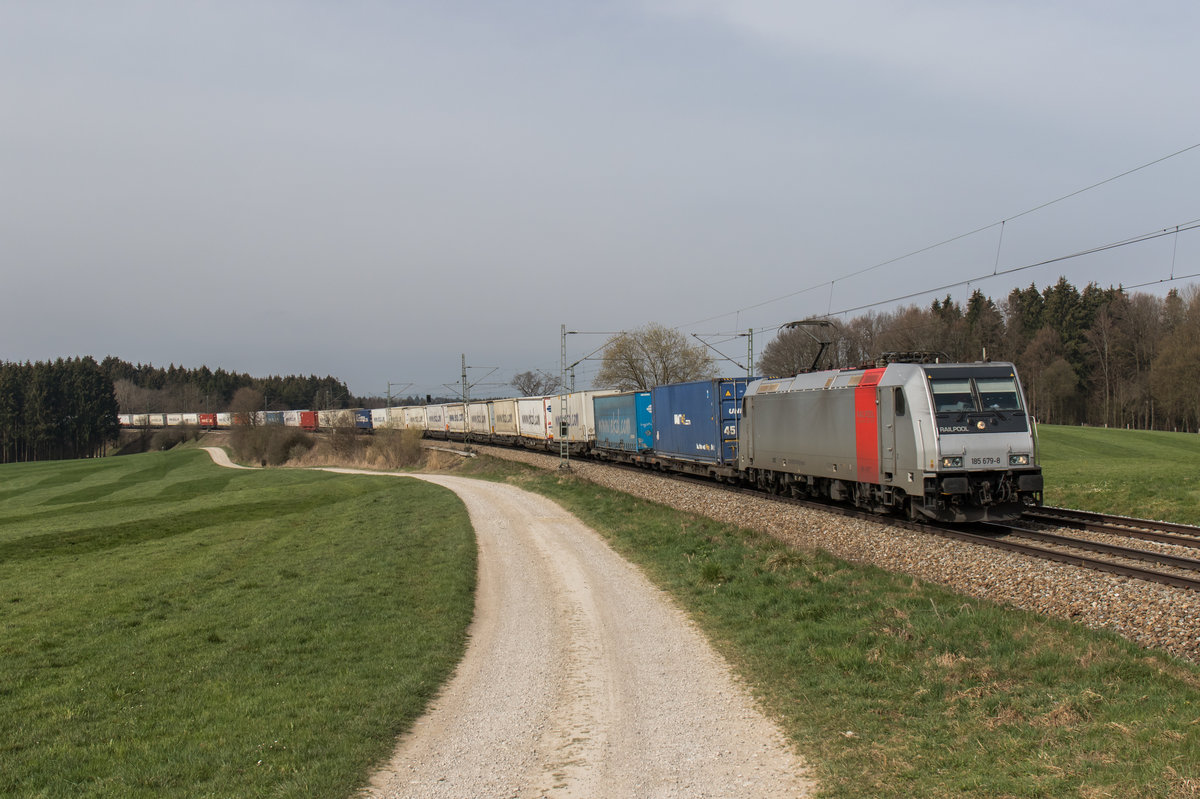 185 679 von Lokomotion mit dem 41857 am 2. April 2016 bei Grabenstätt.