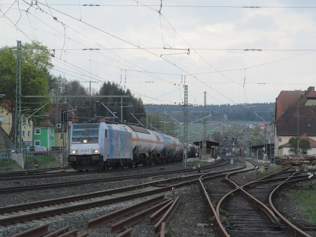 185 680-6  lecker Technik  der Rurtalbahn zieht am 09. April 2014 einen Gaskesselwagenzug durch Kronach in Richtung Lichtenfels.