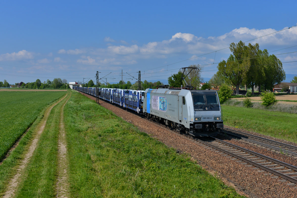 185 680 mit einem Autozug am 05.05.2016 bei Plattling. 