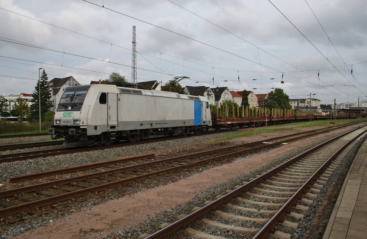 185 681-4 durchfährt am 4.9.2016 den Rostocker Hauptbahnhof mit einem leeren Holzzug von Stendal Niedergörne nach Rostock Bramow. 