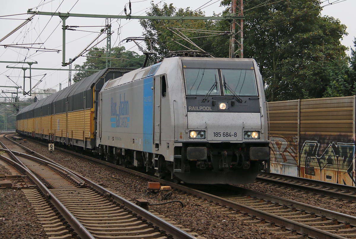 185 684-8 mit geschlossenen ARS-Autotransportwagen in Fahrtrichtung Seelze. Aufgenommen am 02.10.2014 in Hannover Linden-Fischerhof.