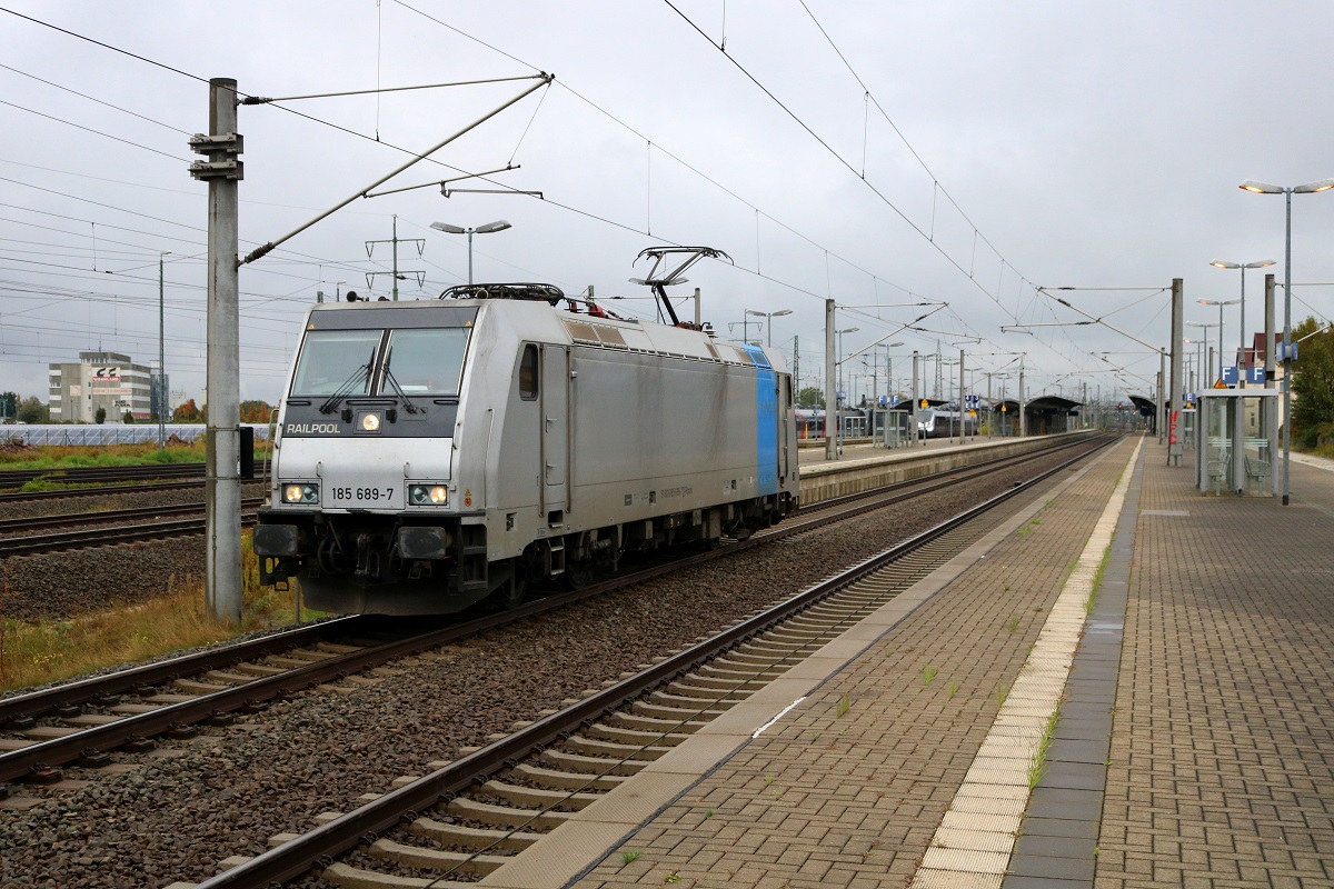 185 689-7 Railpool als Tfzf durchfährt den Bahnhof Bitterfeld auf Gleis 3. [24.9.2017 | 15:37 Uhr]