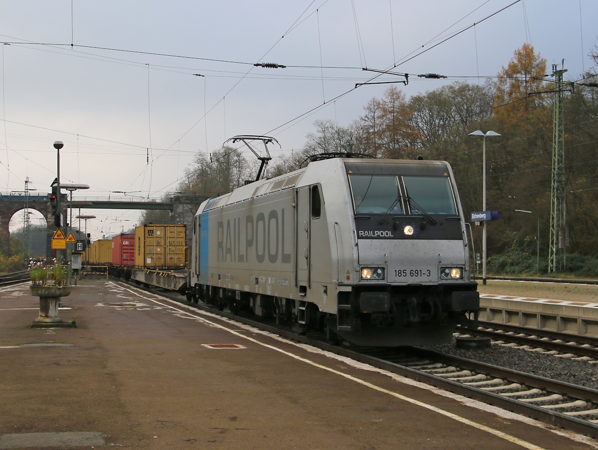185 691-3 mit Containerzug in Fahrtrichtung Norden. Aufgenommen am 15.11.2014 in Eichenberg.