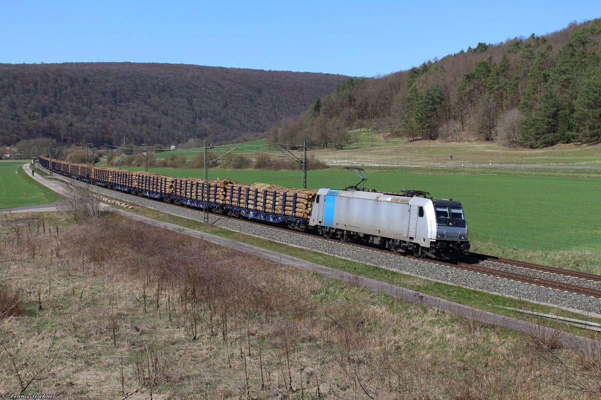 185 694-8 Railpool mit einem Holzzug bei Harrbach am 06.04.2018