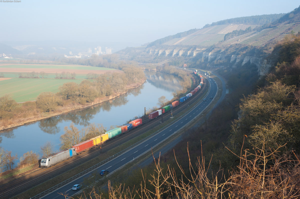185 694 mit einem Containerzug bei Himmelstadt Richtung Würzburg, 16.03.2017
