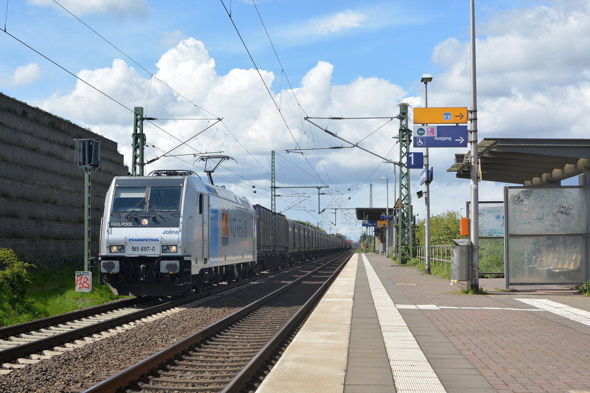 185 697-0 alias Jolina kam mit den Nievenheimer durch ALlerheiligen Richtung Nievenheim gefahren. In Nievenheim wurde die Lok dann abgestellt und Feierabend gemacht.

Allerheiligen 24.04.2016