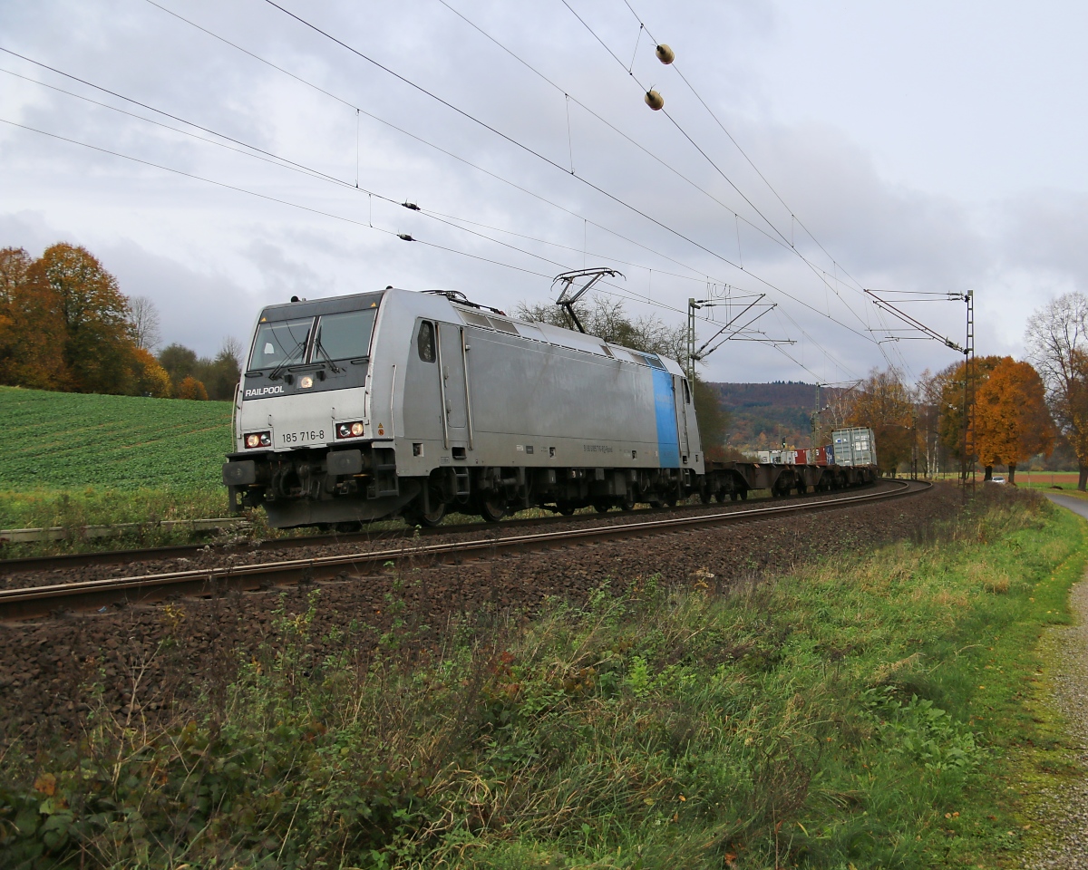 185 716-8 mit Containerzug in Fahrtrichtung Süden. Aufgenommen bei Niederhone am 05.11.2014.