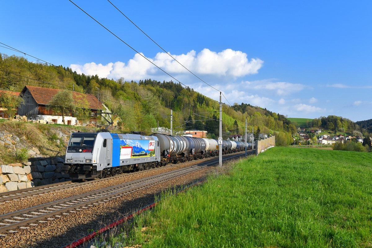 185 716 mit einem Kesselzug am 17.04.2018 bei Wernstein am Inn. 