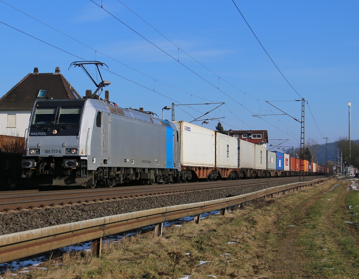 185 717-6 mit Containerzug in Fahrtrichtung Süden. Aufgenommen in Ludwigsau-Friedlos am 07.02.2015.
