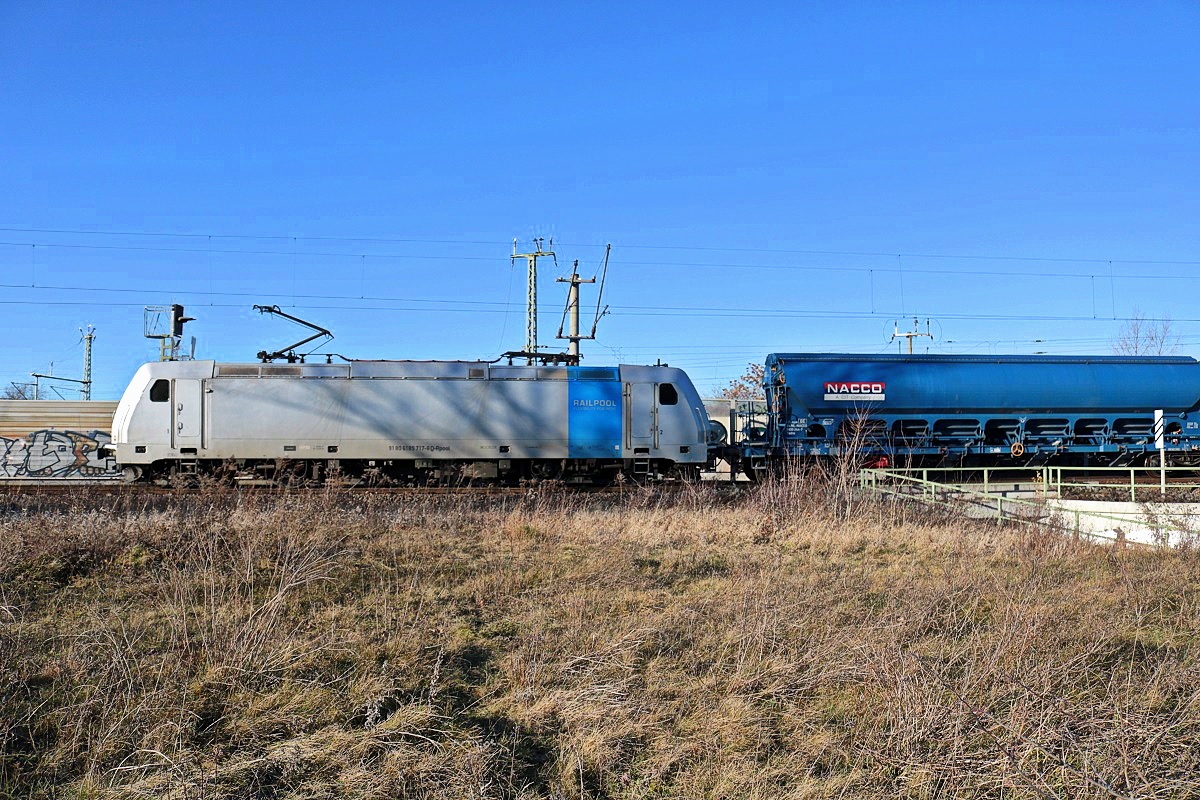 185 717-6 Railpool als Kalkzug befährt in Halle (Saale), Kasseler Straße, das Verbindungsgleis zur Bahnstrecke Halle–Bebra (KBS 580). [29.12.2017 | 13:33 Uhr]