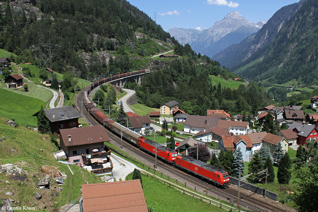 185 Doppel mit Güterzug am 01.07.2015 bei Wassen.