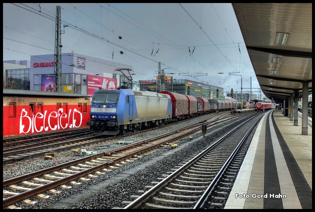 185CL009 der VPS durchfährt am 2.4.2015 um 10.53 Uhr mit einem Coilzug den HBF Bielefeld in Richtung Hamm.