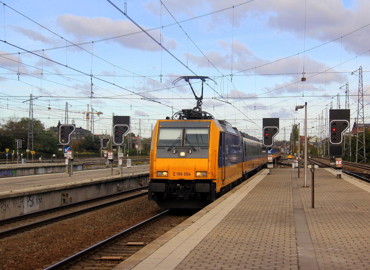 186 004 von NS kommt mit einem Schnellzug aus Amsterdam-Ceentraal(NL) nach  Brüssel-Süd(B) und fährt in Brüssel-Nord(B) ein.
Aufgenommen vom Bahnsteig in Brüssel-Nord(B).
Bei Sonne und Wolken am Kalten Nachmittag vom 28.10.2018.