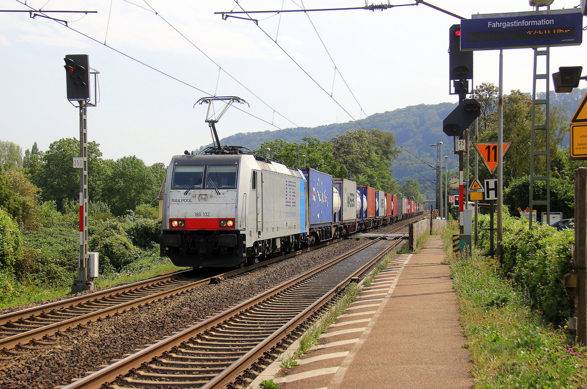 186 102 von LTE kommt mit einem Contaninerzug aus Süden nach Holland und kommt aus Richtung Koblenz und kommt durch Namedy in Richtung Bonn,Köln.
Aufgenommen vom Bahnsteig 2 in Namedy. 
Bei Sommerwetter am Nachmittag vom 17.8.2018.