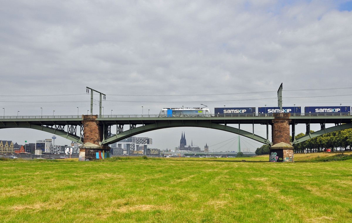 186 104 der BLS Cargo mit einem Containerzug zuckelt über die Kölner Südbrücke am 27.6.2014