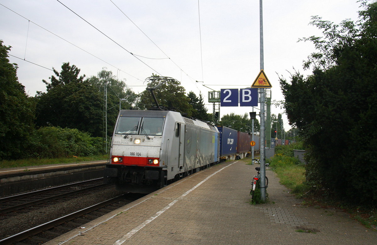 186 104 von Railpool kommt aus Richtung Köln,Grevenbroich mit einem Containerzug aus Melzo(I) nach Rotterdam(NL) und fährt durch Rheydt-Hbf und fährt in Richtung Mönchengladbach-Hbf. Aufgenommen vom Bahnsteig 2 in Rheydt-Hbf. 
Am Abend vom 20.9.2016.