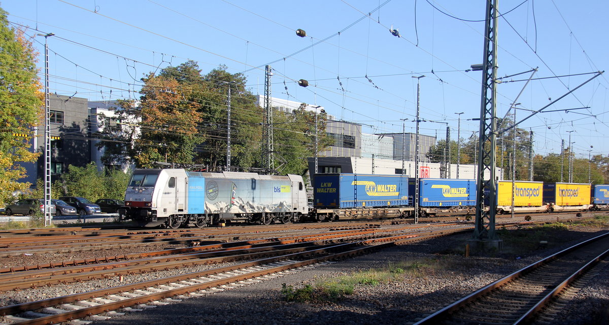 186 105-3 von BLS/Railpool kommt mit einem LKW-Zug aus Novara(I) nachZeebrugge(B) und kommt aus Köln-Ehrenfeld,Kerpen,Horrem,Buir,Merzenich,Düren,Langerwehe,Eschweiler-Hbf,Stolberg-Hbf(Rheinland)Aachen-Eilendorf,Aachen-Rothe-Erde,Aachen-Hbf,Aachen-Schanz und fährt in Aachen-West ein.
Aufgenommen vom Bahnsteig in Aachen-West. 
Bei schönem Herbstwetter am Nachmittag vom 10.10.2018.