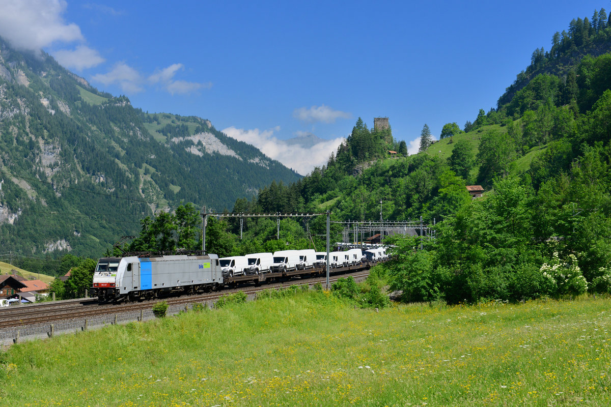 186 107 mit einem Autozug am 13.06.2017 bei Blausee. 