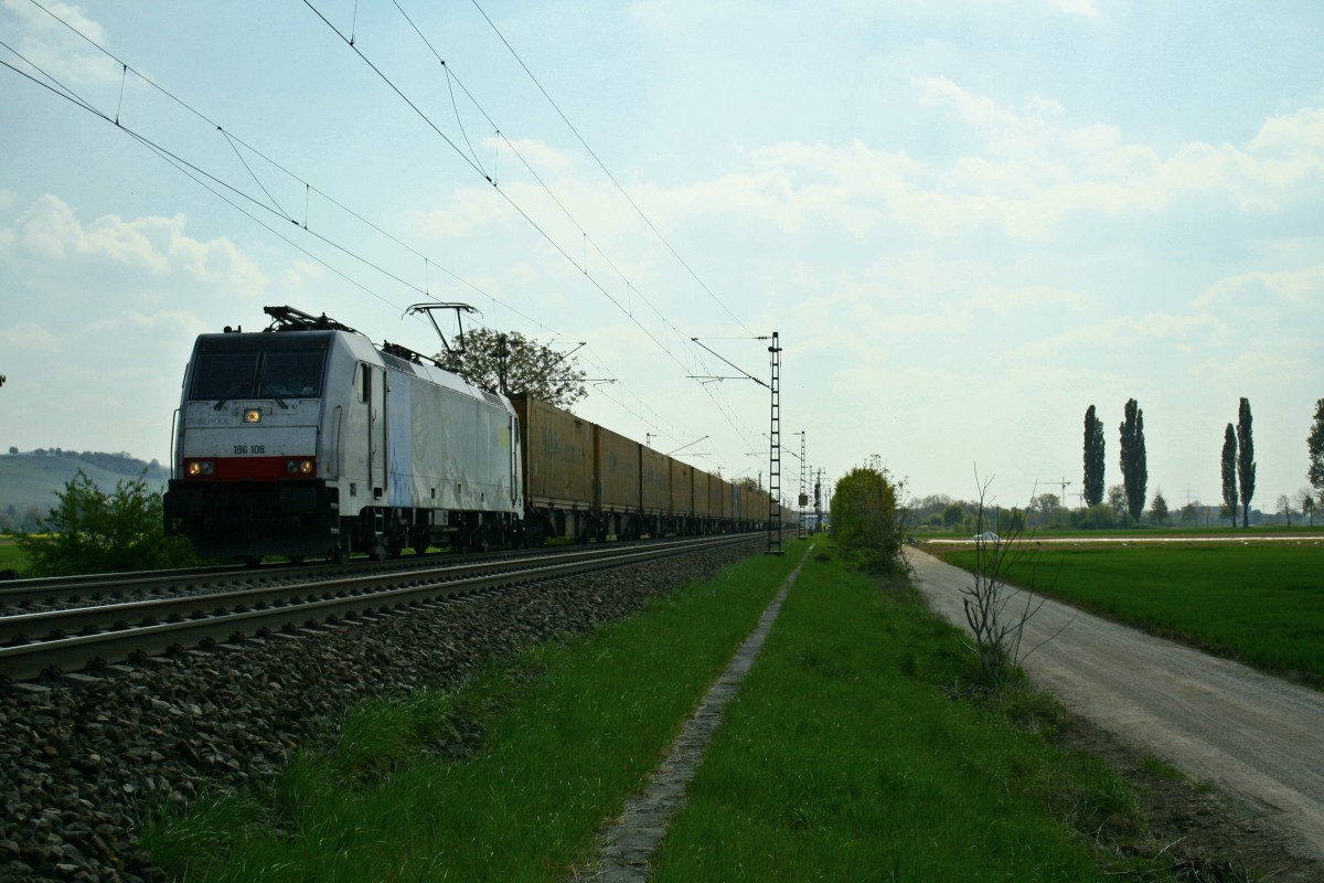 186 108 mit einem KLV-Zug gen Norden am Nachmittag des 13.04.14 sdlich von Hgelheim.