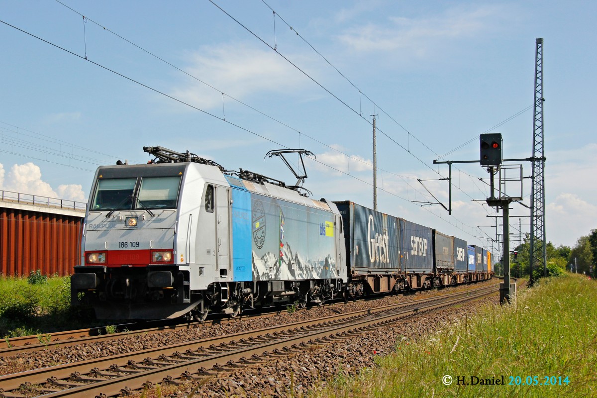 186 109 bls mit einem Containerzug am 22.05.2014 in Köln Porz Wahn.