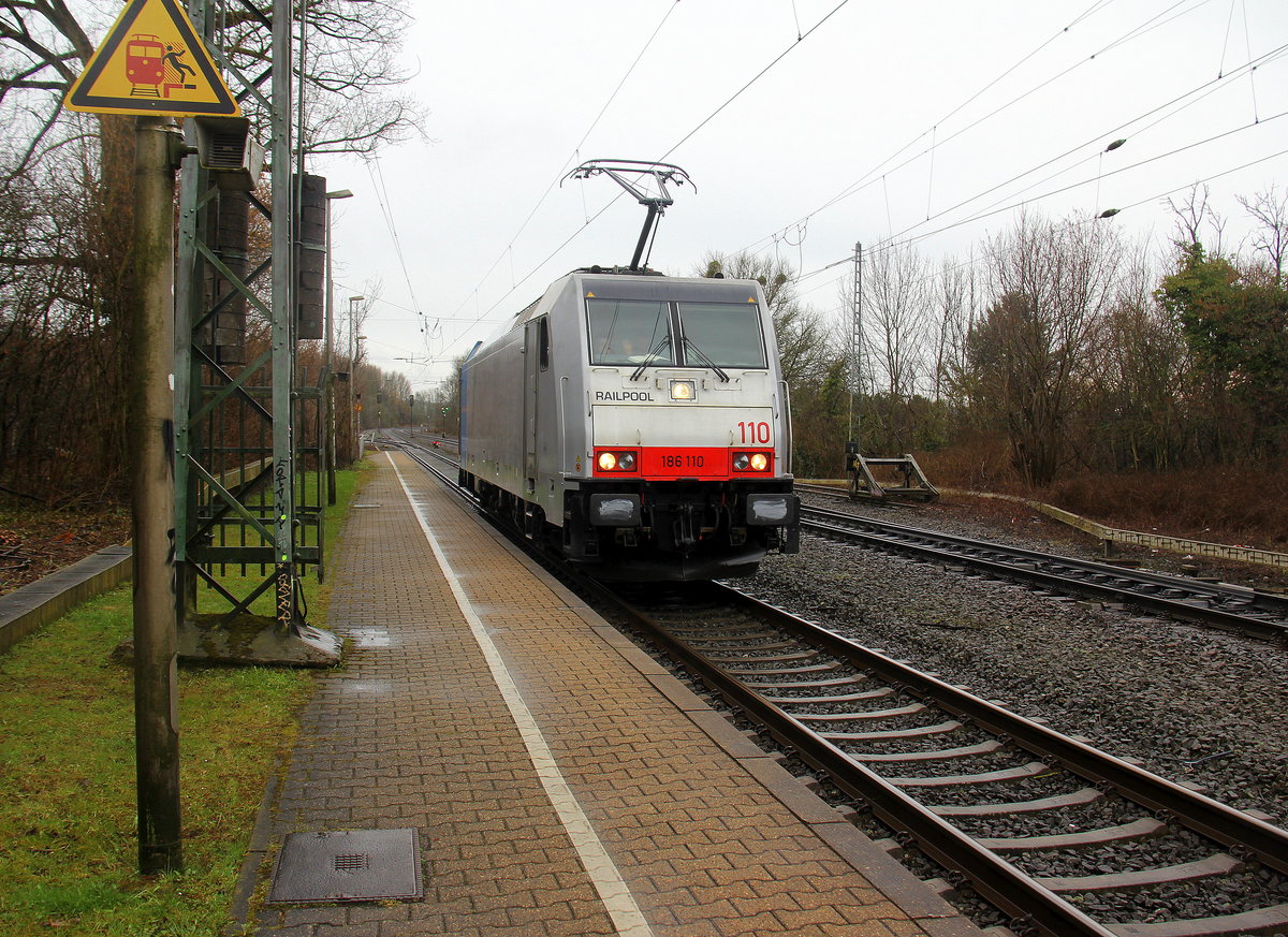 186 110-3 von Railpool  kommt aus Richtung Aachen-West,Laurensberg,Richterich und fährt als Lokzug aus Aachen-West nach Krefeld-Hbf und fährt durch Kohlscheid in Richtung Herogenrath,Hofstadt,Finkenrath,Rimburg,Übach-Palenberg,Zweibrüggen,Frelenberg,Geilenkirchen,Süggerath,Lindern,Brachelen,Hückelhoven-Baal,Baal,Erkelenz,Herrath,Beckrath,Wickrath,
Rheydt.
Aufgenommen von Bahnsteig 1 in Kohlscheid.
Bei Regenwetter am Nachmittag vom 28.3.2018.
