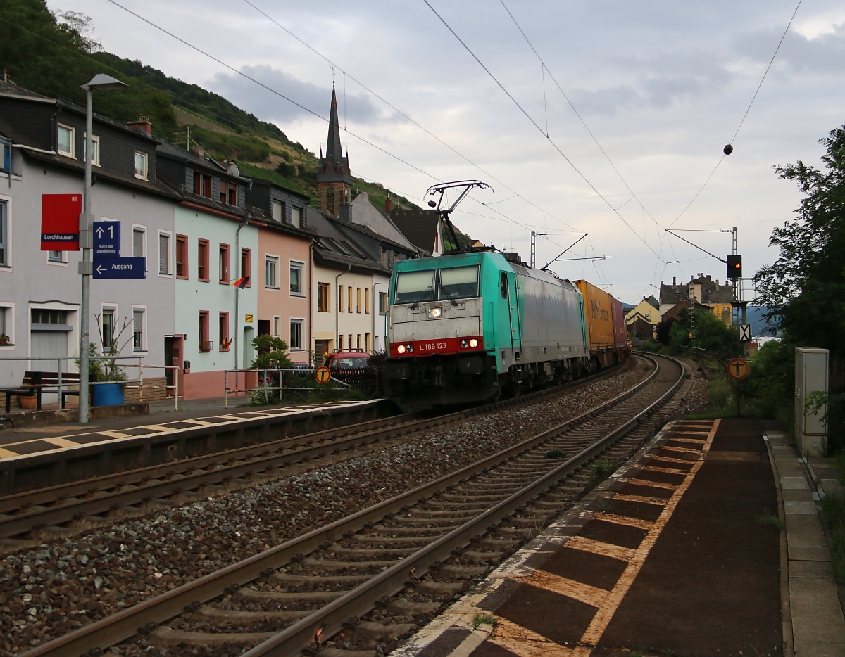186 123 mit Containerzug in Fahrtrichtung Norden. Aufgenommen in Lorchhausen am Rhein am 13.07.2014.