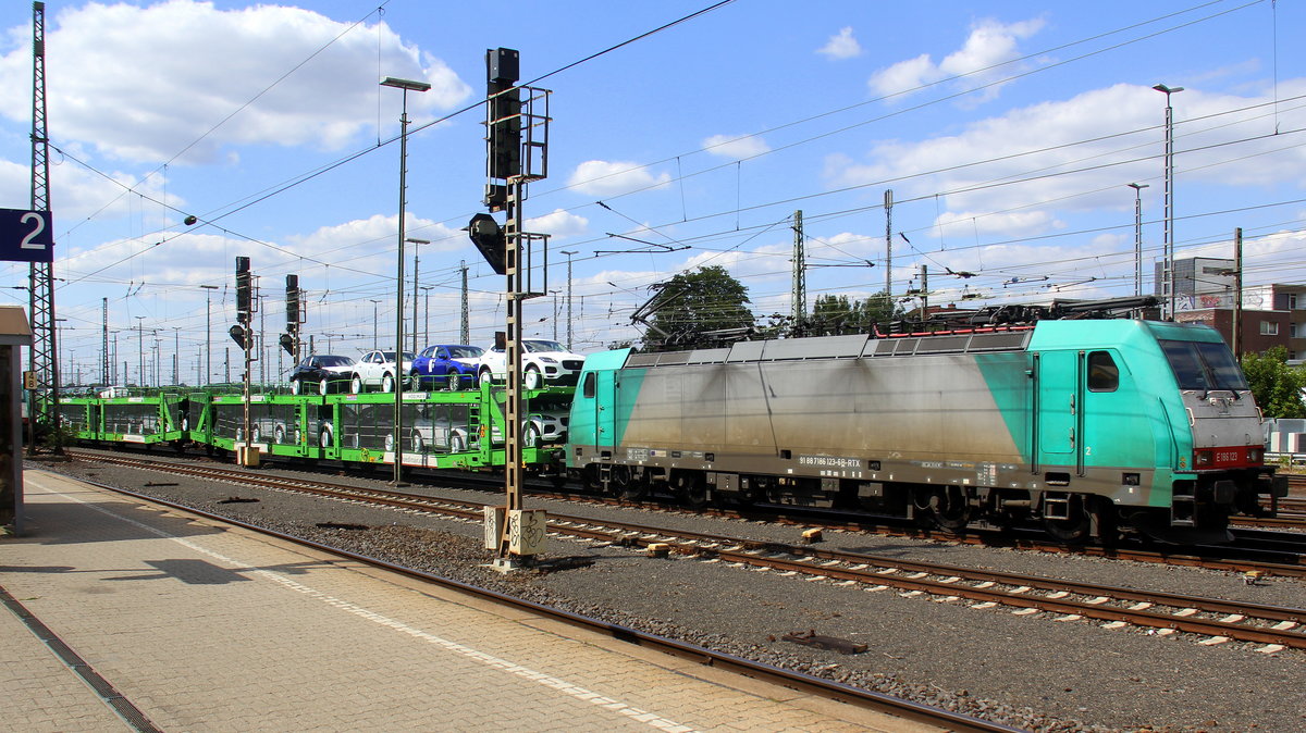 186 123 von Railtraxx fährt miteinem Jaguar-Autozug aus Graz-Vbf(A) nach Zeebrugge(B) bei der Ausfahrt aus Aachen-West und fährt in Richtung Montzen/Belgien. 
Aufgenommen vom Bahnsteig in Aachen-West. 
Bei Sommerwetter am Nachmittag vom 18.7.2018.