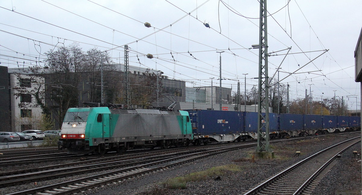 186 123 von Railtraxx kommt aus Richtung Montzen(B) mit einem Containerzug aus Zeebrugge-Ramskapelle(B) nach  Milano-Segrate(I)  und fährt in Aachen-West ein. 
Aufgenommen vom Bahnsteig 2 in Aachen-West.
Bei Regenwetter am Nachmittag vom 20.12.2018.