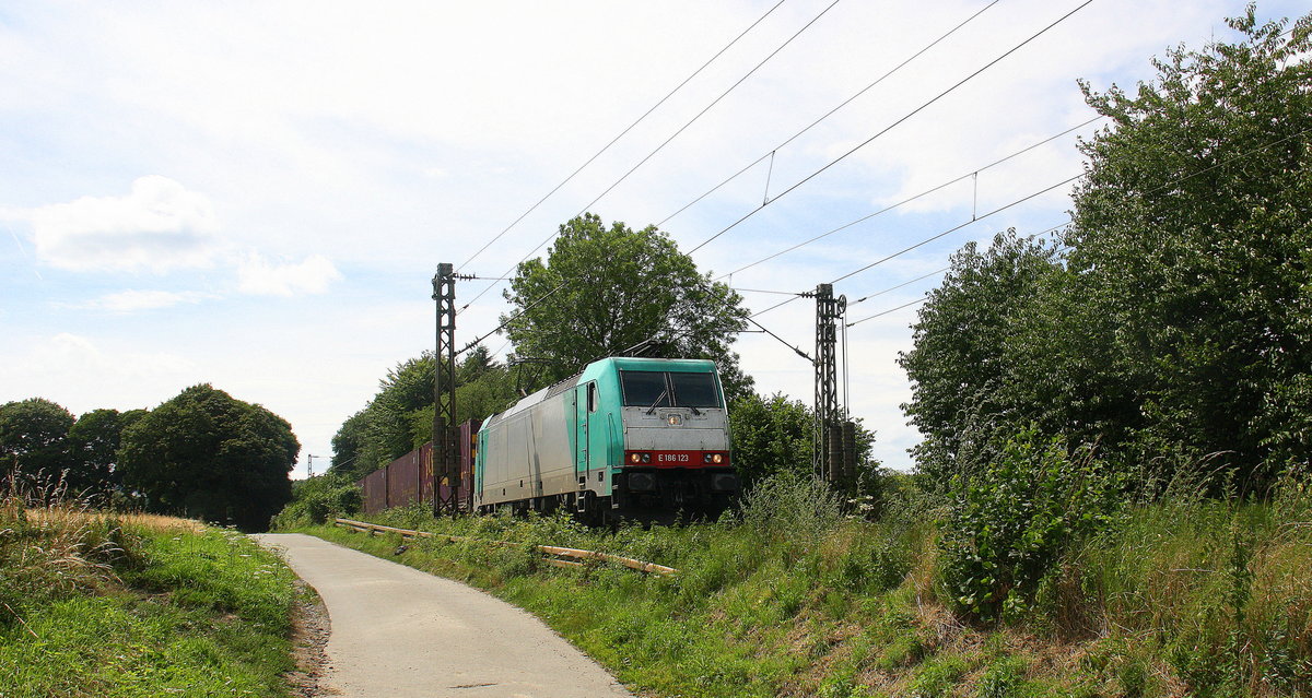 186 123 von Railtraxx kommt die Gemmenicher-Rampe herunter nach Aachen-West mit einem  langen KLV-Containerzug aus Genk-Goederen(B) nach Frankfurt-Höchstadt am Main(D).
Aufgenommen an der Montzenroute am Gemmenicher-Weg. 
Bei Sommerwetter am Nachmittag vom 22.7.2017. 