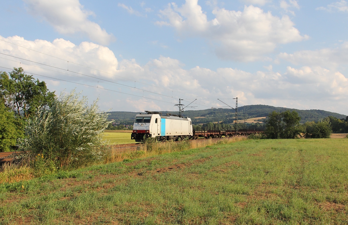 186 136 (EX Lotos) mit leegen Flachwagen in Fahrtrichtung Norden. Aufgenommen zwischen Eltmannshausen und Wehretal-Reichensachsen am 04.08.2013.