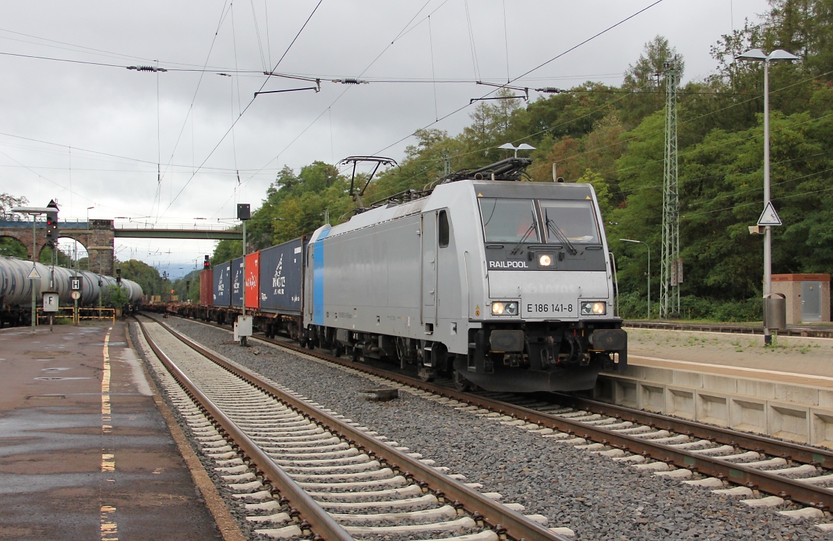 186 141-8 mit Containerzug in Fahrtrichtung Norden. Aufgenommen am 14.09.2013 in Eichenberg.