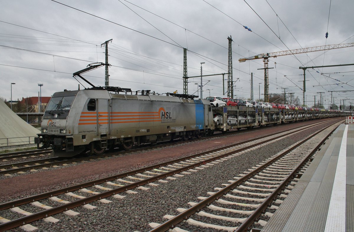 186 147-5 durchfährt am 7.4.2017 mit einem Autozug den Magdeburger Hauptbahnhof in westlicher Richtung.