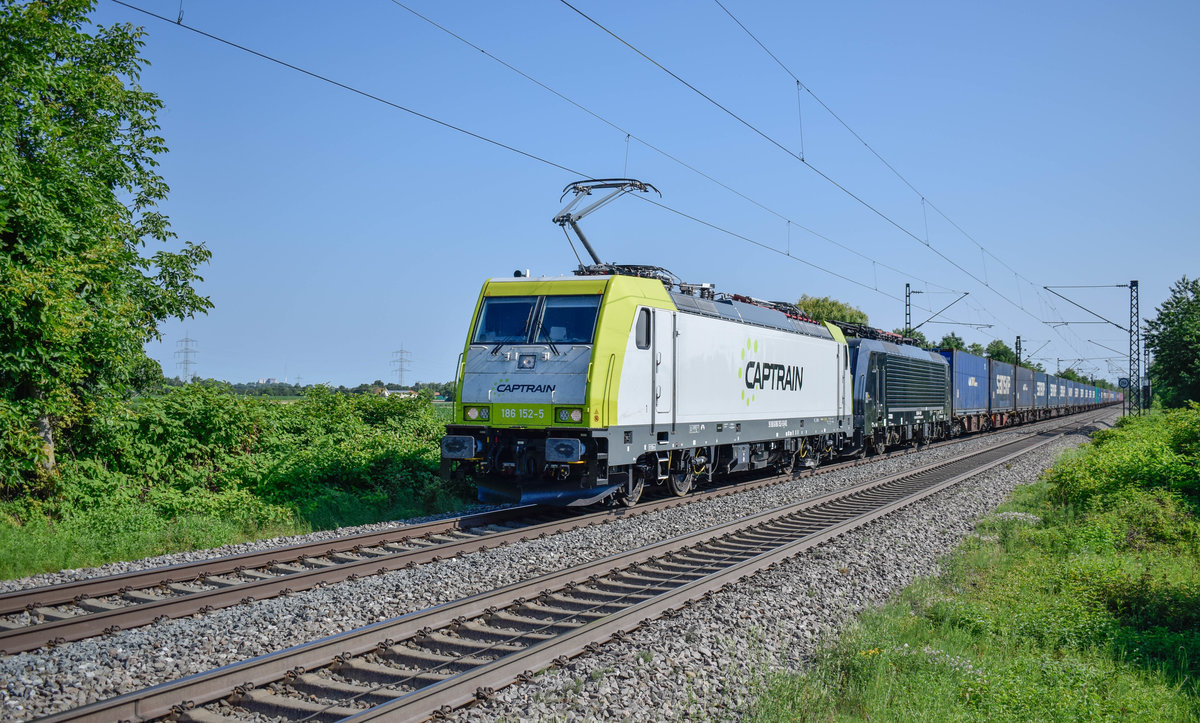 186 152 war es, die am 01.07.2018 als erste Captrain-186 nach Basel kam. Mit dem Durchfahren von Buggingen hat sie Basel fast erreicht. Die kalte Lok ist 189 997.