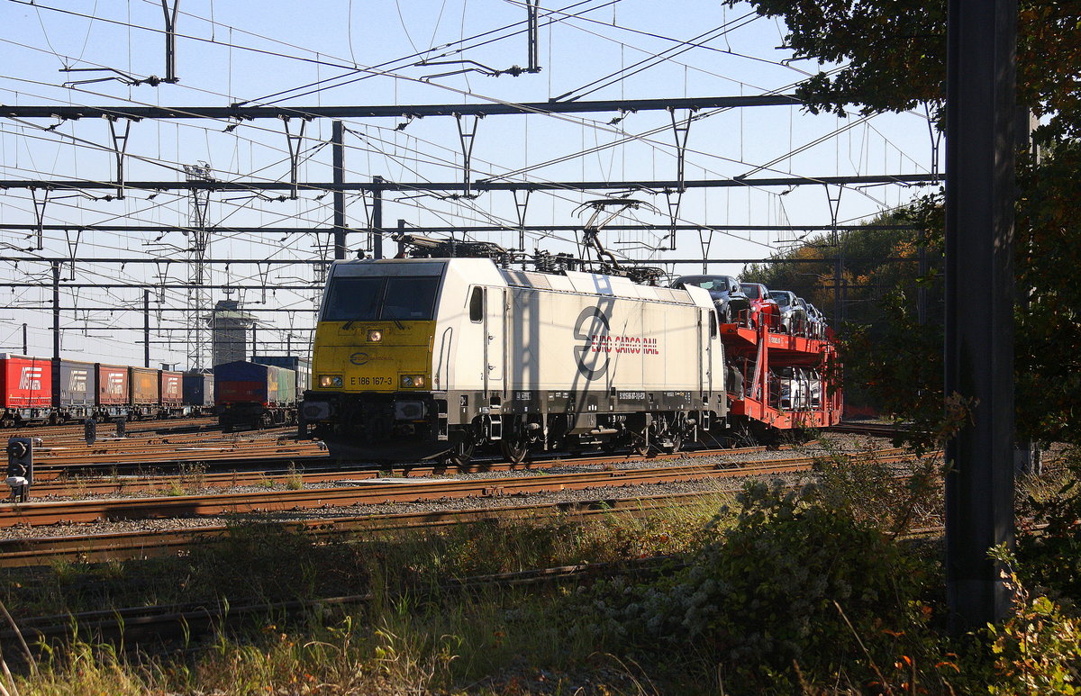 186 167-3  der Euro Cargo Rail steht mit einem Mercedes-Zug aus Sindelfingen(D) nach Zeebrugge-Ramskapelle(B) und wartet auf die Weiterfahrt nach Vise,Tongeren(B).
Aufgenommen in Montzen-Gare(B). 
Bei schönem Sonnenschein am Nachmittag vom 15.10.2017.