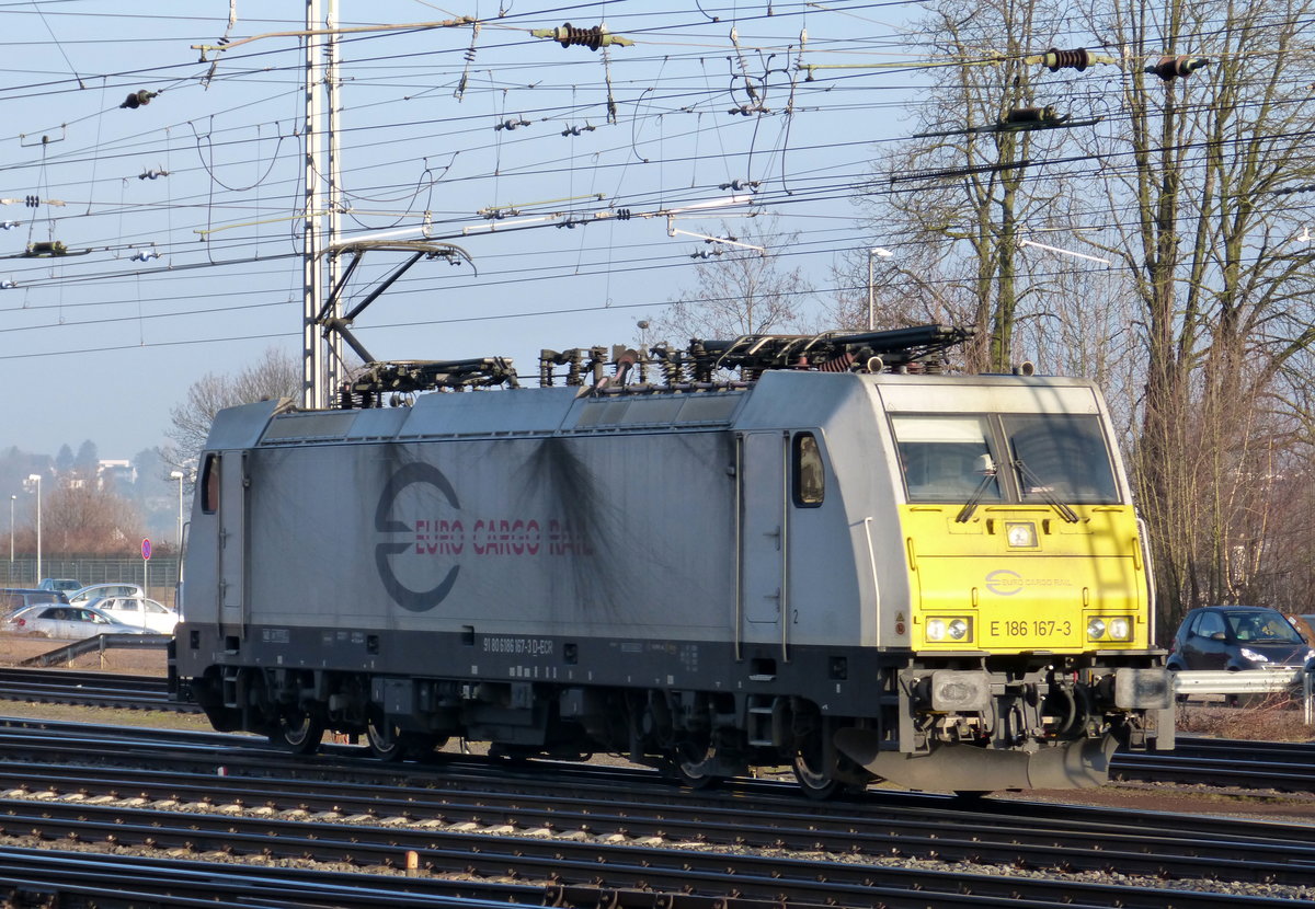 186 167-3 der Euro Cargo Rail rangiert in Aachen-West. 
Aufgenommen vom Bahnsteig in Aachen-West. 
Bei Sonnenschein am Morgen vom 14.3.2018.