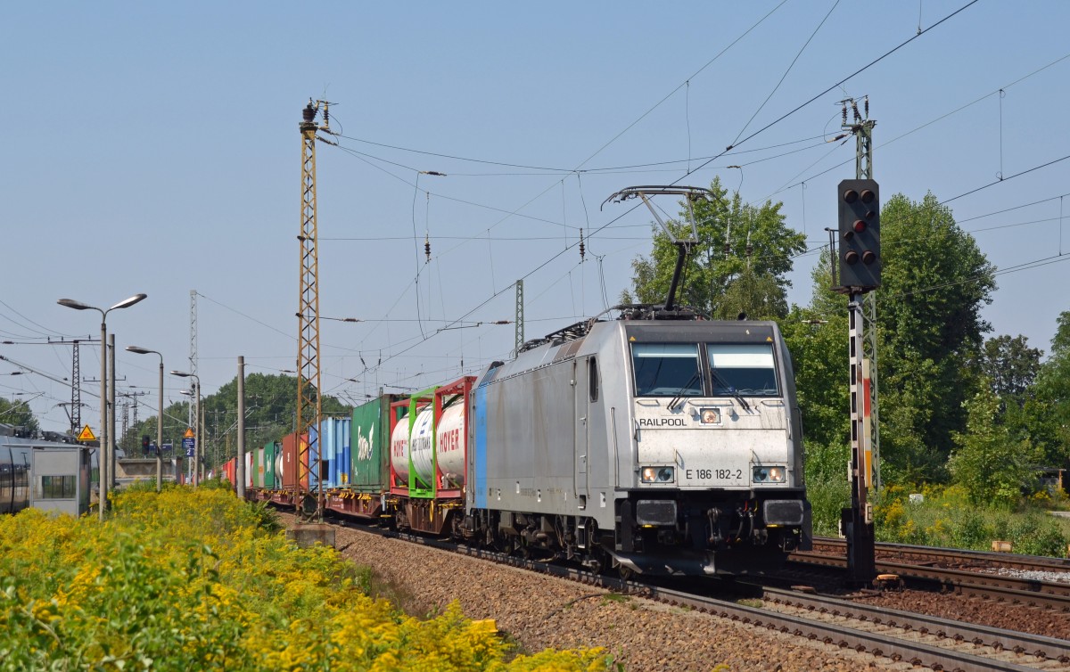 186 182 ist eine der wenigen für Metrans fahrenden Lokomotiven, welche ohne Logos unterwegs ist. Am 22.08.15 schleppte sie einen Containerzug durch Leipzig-Thekla Richtung Schönefeld und weiter Richtung Elbtal.