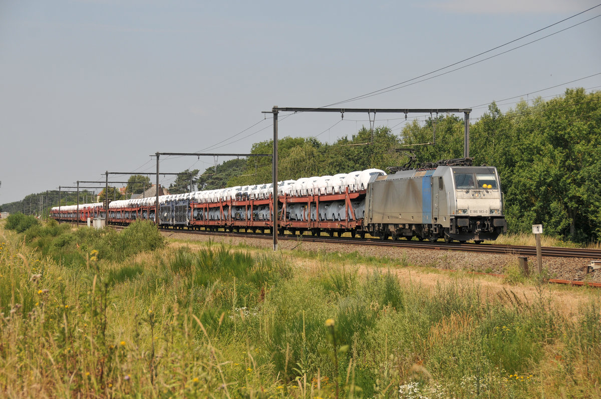 186 183-0 von Lineas/Railpool zieht einen langen Autozug mit verhüllten Audis durch Lummen Richtung Hasselt und Aachen-West. Aufgenommen am 06/07/2018. 