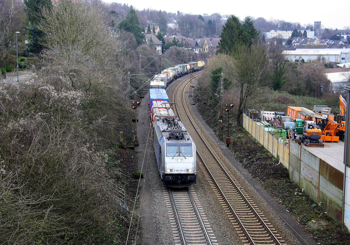 186 183-0 von Railpool fährt mit einem Containerzug von Gallarate(I)  nach Antwerpen-Oorderen(B) und fährt die Gemmenicher-Rampe hoch nach Belgien.
Aufgenommen von der Halifaxbrücke an der Montzenroute in Aachen. 
Am Kalten Nachmittag vom 7.1.2018.