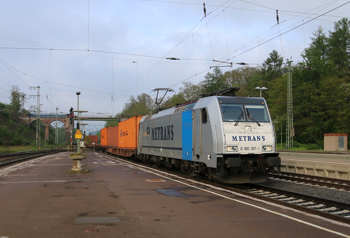 186 187-1 für Metrans mit Containerzug in Fahrtrichtung Norden. Aufgenommen am 03.05.2014 in Eichenberg.