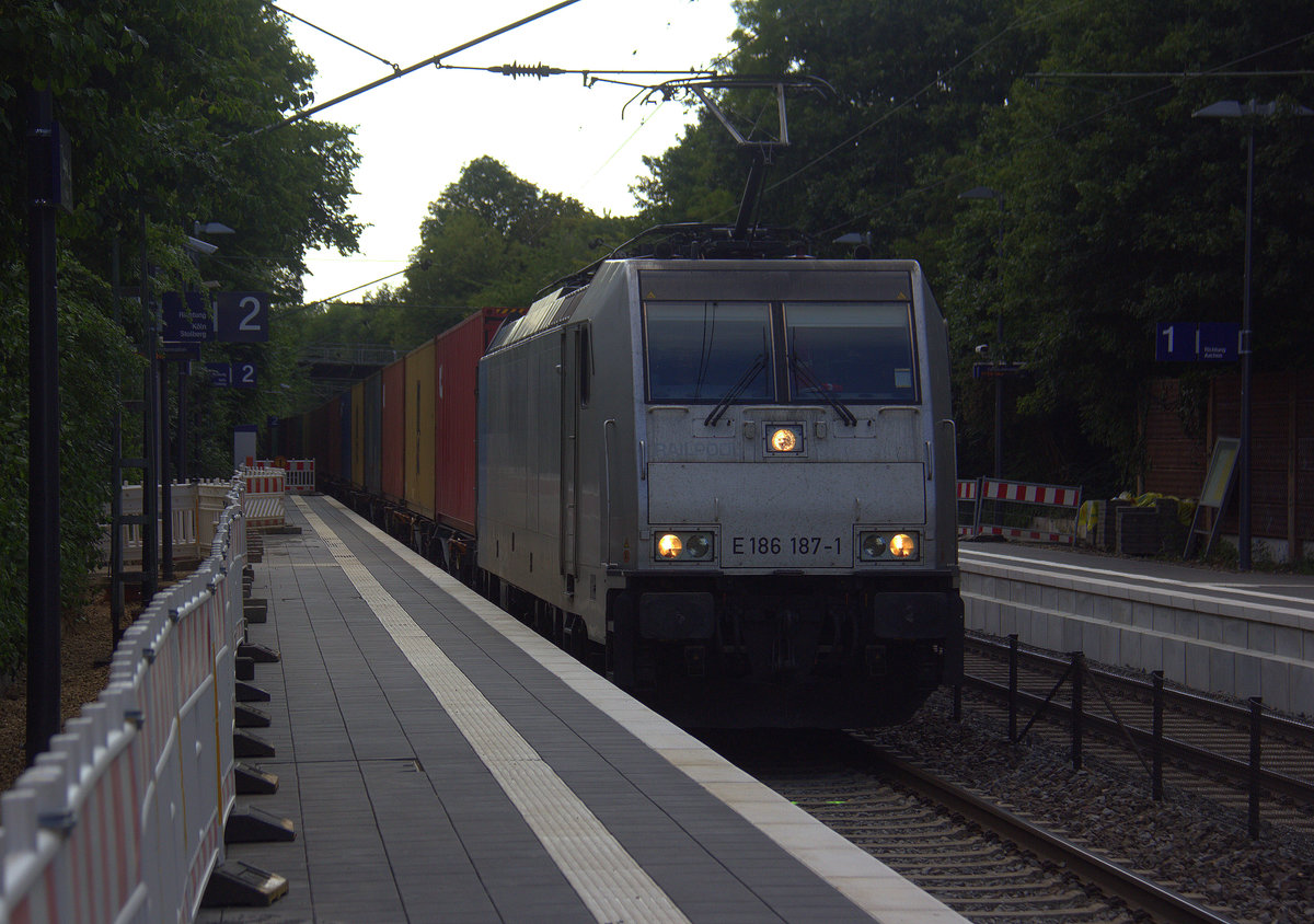 186 187-1 von Railpool kommt mit einem MSC-Containerzug aus Antwerpen-Krommenhoek(B) nach Germersheim(D) und kommt aus Richtung Aachen-West,Aachen-Schanz,Aachen-Hbf,Aachen-Rothe-Erde und fährt durch Aachen-Eilendorf in Richtung Stolberg-Hbf(Rheinland)Eschweiler-Hbf,Langerwehe,Düren,Merzenich,Buir,Horrem,Kerpen-Köln-Ehrenfeld,Köln-West,Köln-Süd. Aufgenommen vom Bahnsteig 2 in Aachen-Eilendorf.
Bei Sommerwetter am Nachmittag vom 13.7.2018.
