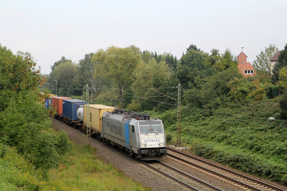 186 187 mit einem KLV-Zug bei der Durchfahrt des Bückeburger Ortstteils Evesen.
Aufnahmedatum: 11.09.2015