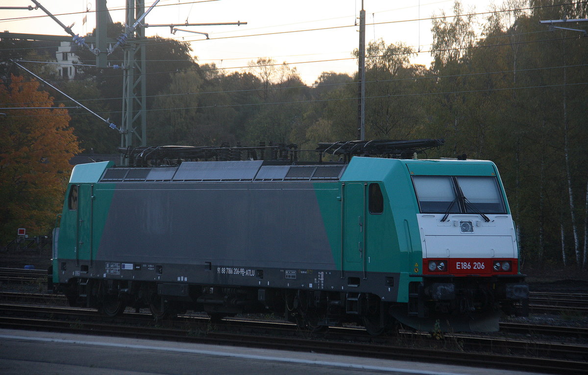 186 206 von Railtraxx steht in Herzogenrath. 
Aufgenommen am Bahnhof von Herzogenrath. 
In der Abendstimmung am Abend vom 6.11.2017. 