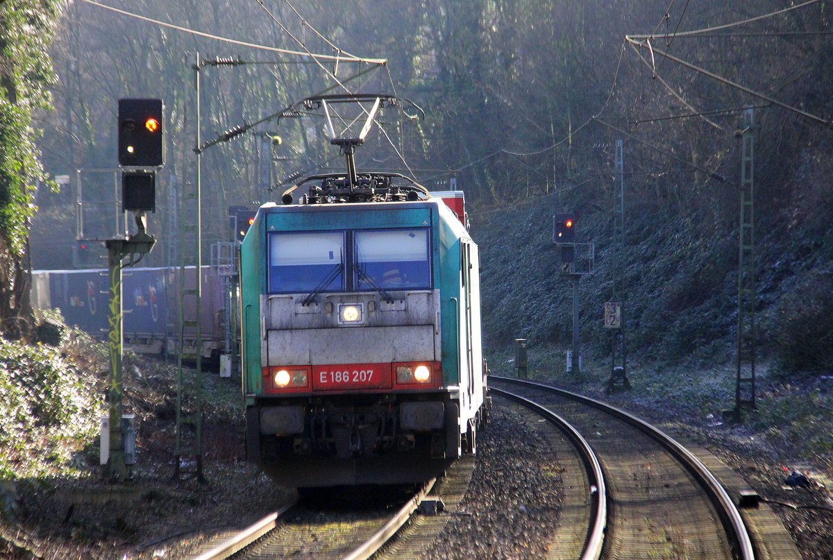 186 207 von der Rurtalbahn kommt aus Richtung Köln,Aachen-Hbf und fährt durch Aachen-Schanz mit einem KLV-Containerzug aus Frankfurt-Höchstadt am Main(D) nach Genk-Goederen(B) und fährt in Richtung Aachen-West. 
Aufgenommen vom Bahnsteig von Aachen-Schanz. 
Bei schönem Winterwetter am Kalten Mittag vom 19.1.2019. 