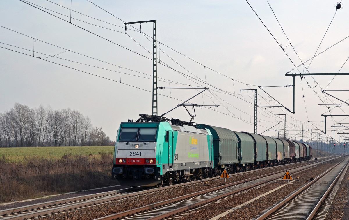 186 233 der belgischen Staatsbahn zog am 19.02.16 einen Stahlzug durch Rodleben Richtung Magdeburg.