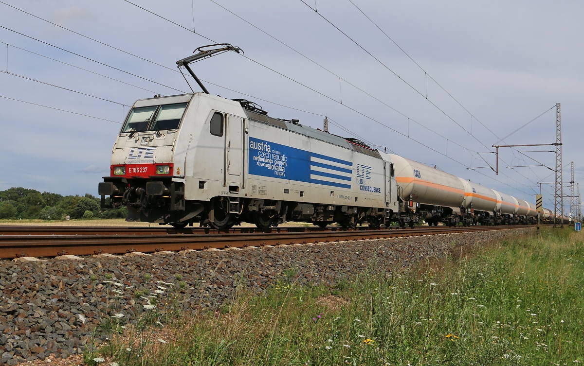 186 237 für LTE mit Kesselwagenzug in Fahrtrichtung Wunstorf. Aufgenommen am 29.07.2015 in Dedensen-Gümmer.