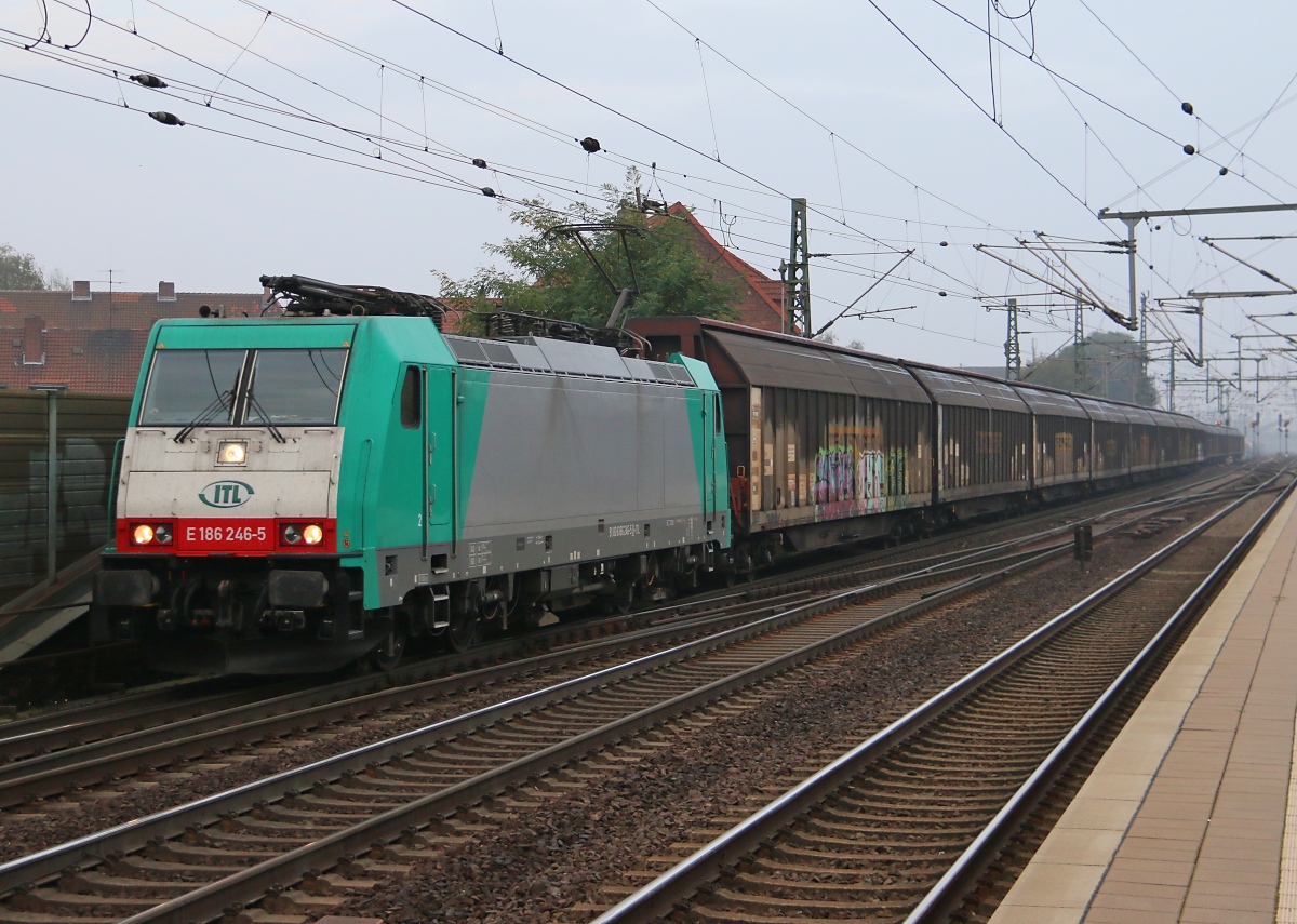 186 246 der ITL mit H-Wagen Ganzzug aus Richtung Seelze kommend weiter gen Osten. Aufgenommen am 02.10.2014 in Hannover Linden-Fischerhof.
