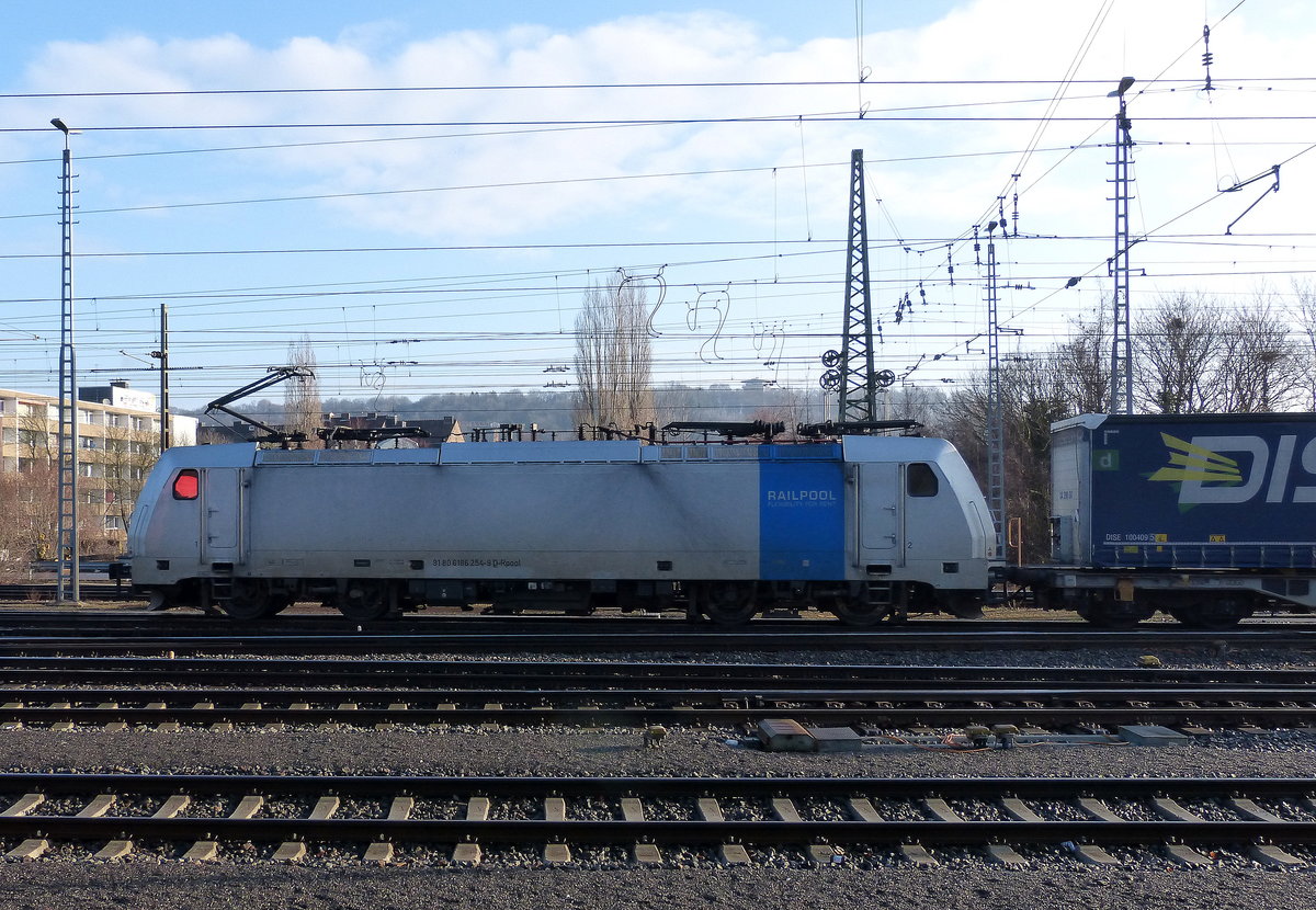 186 254-9 von Railpool kommt aus Richtung Montzen/Belgien mit einem LKW-Zug aus Zeebrugge-Ramskapelle(B) nach Novara(I) und fährt in Aachen-West ein. 
Aufgenommen vom Bahnsteig in Aachen-West.
Bei Sonnenschein am Morgen vom 14.3.2018.