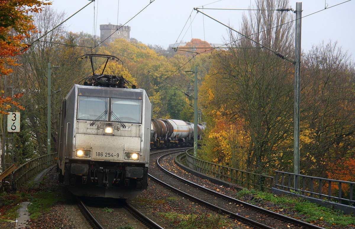 186 254-9 von Railpool kommt durch Aachen-Schanz mit einem Kesselzug aus Antwerpen-BASF(B) nach Ludwigshafen-BASF(D) und kommt aus Richtung Aachen-West und fährt in Richtung Aachen-Hbf,Aachen-Rothe-Erde,Stolberg-Hbf(Rheinland)Eschweiler-Hbf,Langerwehe,Düren,Merzenich,Buir,Horrem,Kerpen-Köln-Ehrenfeld,Köln-West,Köln-Süd. Aufgenommen vom Bahnsteig von Aachen-Schanz.
Am Morgen vom 15.11.2017.