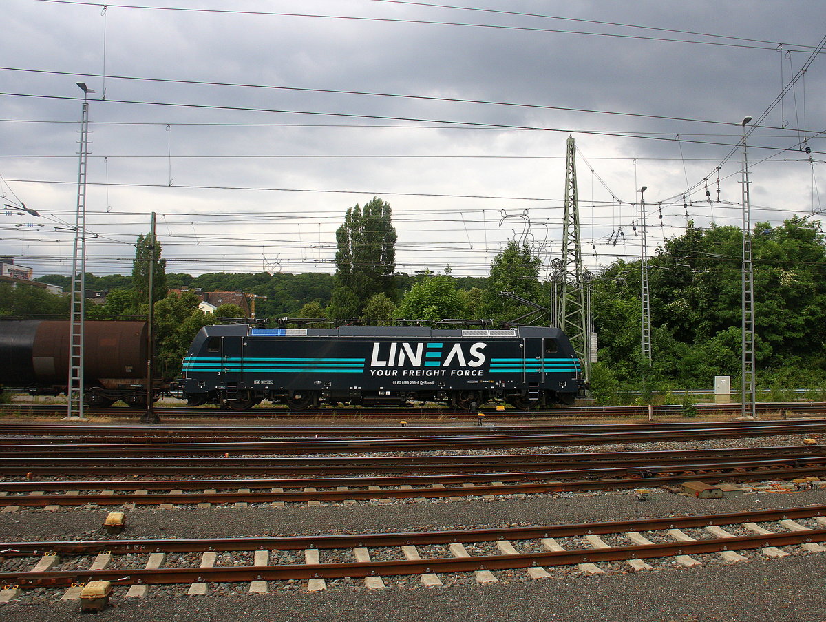186 255-6 von Lineas fährt mit einem Güterzug aus  Antwerpen DS BASF(B) nach Sopron-Rendezö(A) bei der Ausfahrt aus Aachen-West und fährt in Richtung Montzen/Belgien. Aufgenommen vom Bahnsteig in Aachen-West. 
Bei Wolken am Nachmittag vom 29.6.2017. 